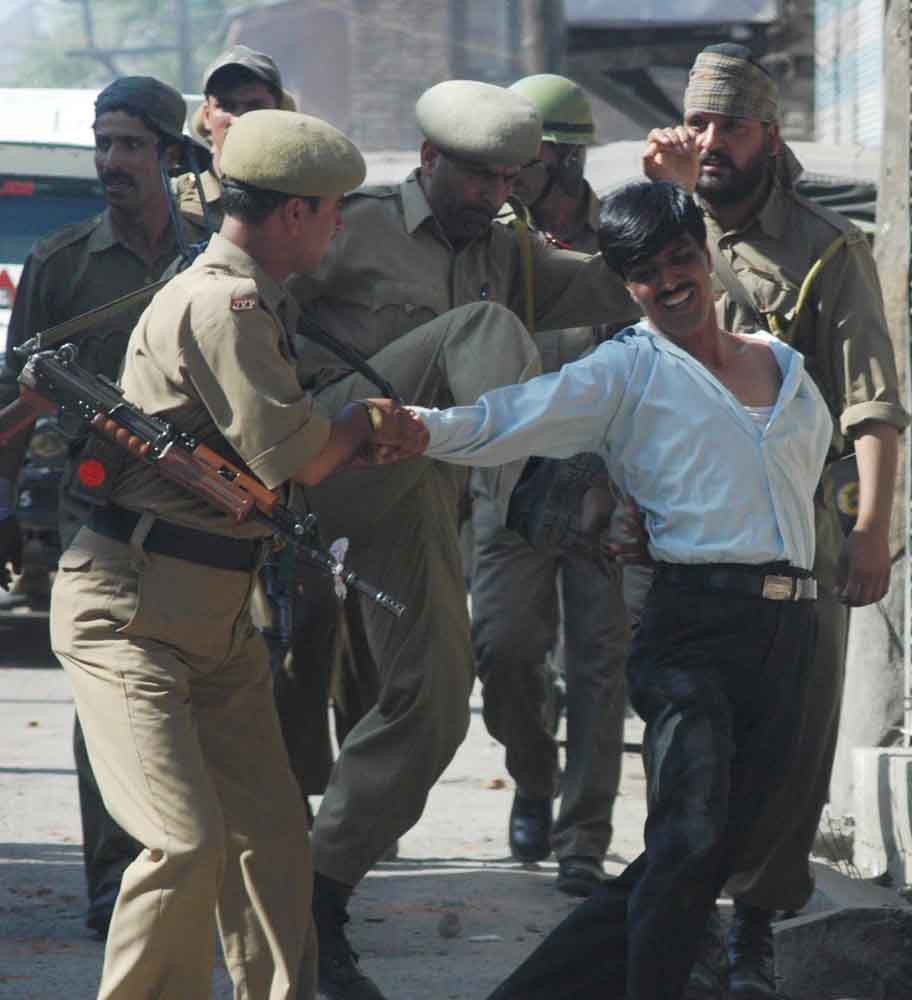 SOCANT! Fetita de sase ani, snopita in bataie de politistii indieni!