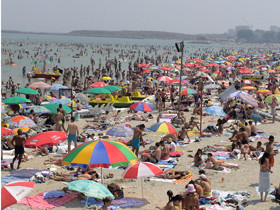 Copiii, tinuti sa se "caleasca" sub soarele ucigator