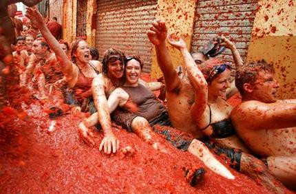 40.000 de oameni s-au luat la bataie cu rosii la festivalul Tomatina