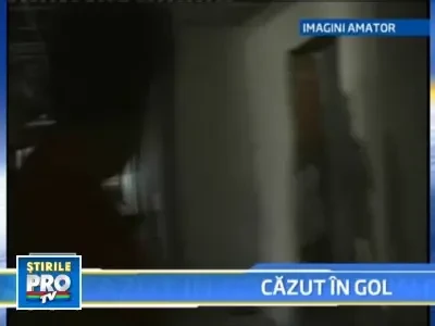Grav accident de munca! Un muncitor a cazut intr-o bucata de tabla!