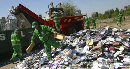 Jos pirateria! Gramezi de haine contrafacute, distruse la Galati!