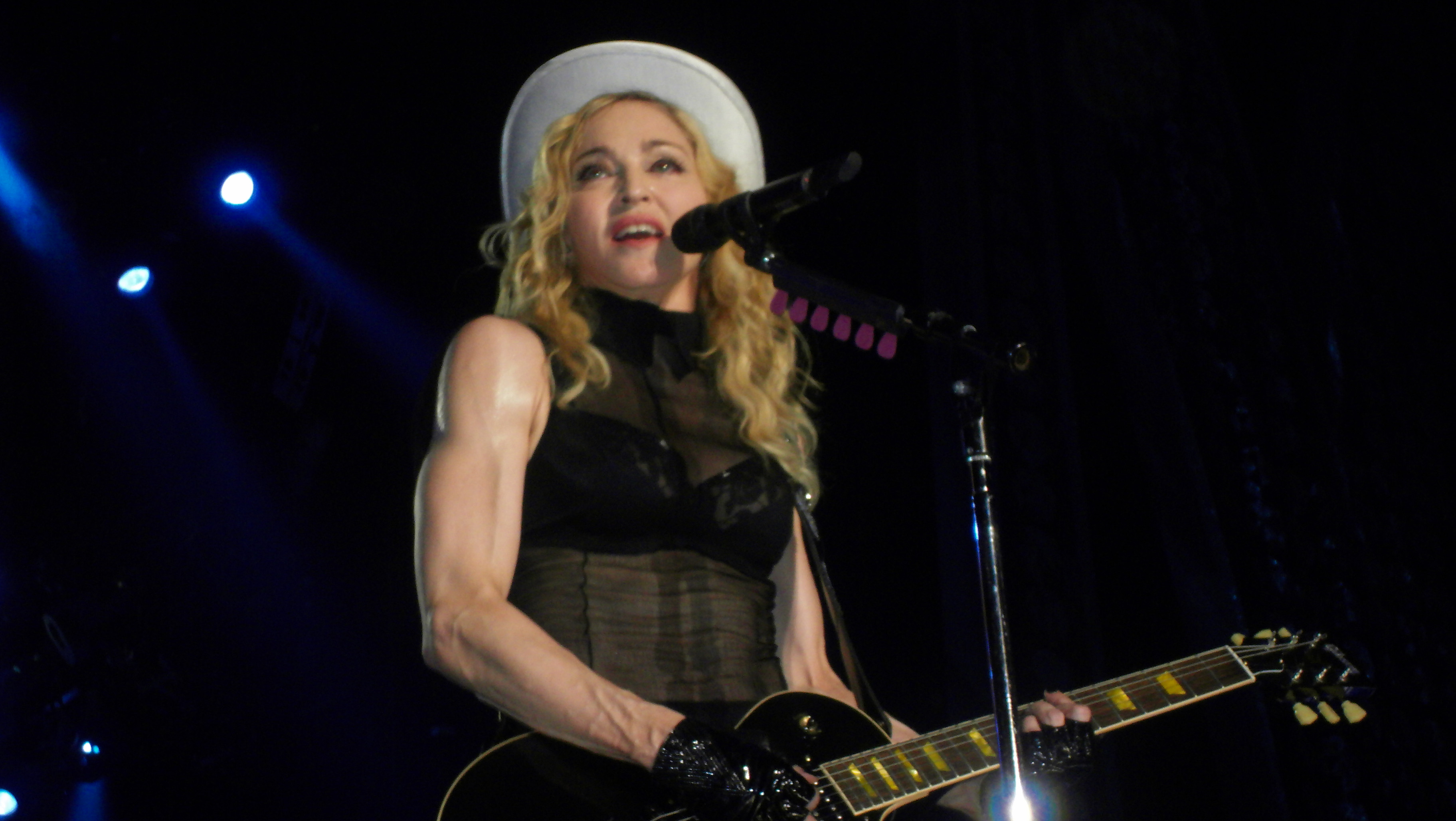 Madonna a lesinat de doua ori in timpul concertului de la Sofia!