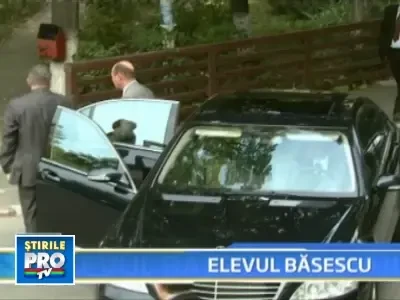 Incoltit de dascali, Basescu a dres-o cu amintiri din copilarie!