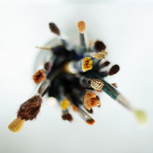 Picteaza fara a-si folosi mainile! Operele ei sunt in mari galerii de arta