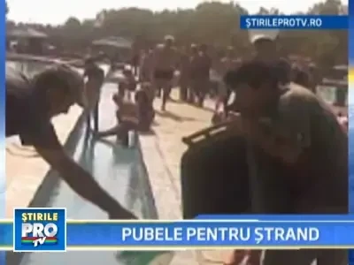 Goleau containerele de gunoi in apa strandului!!!