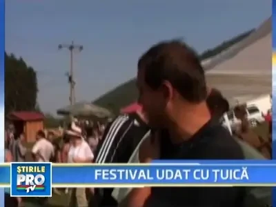 Sute de oameni s-au cinstit cu o tuiculita la Rasinari, in Sibiu!