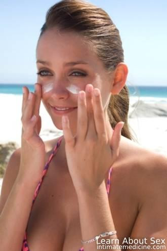 Crema de fata, combinata cu statul la soare, poate provoca acnee!