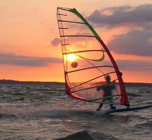 Un turist roman a disparut in Marea Adriatica in timp ce facea windsurfing!