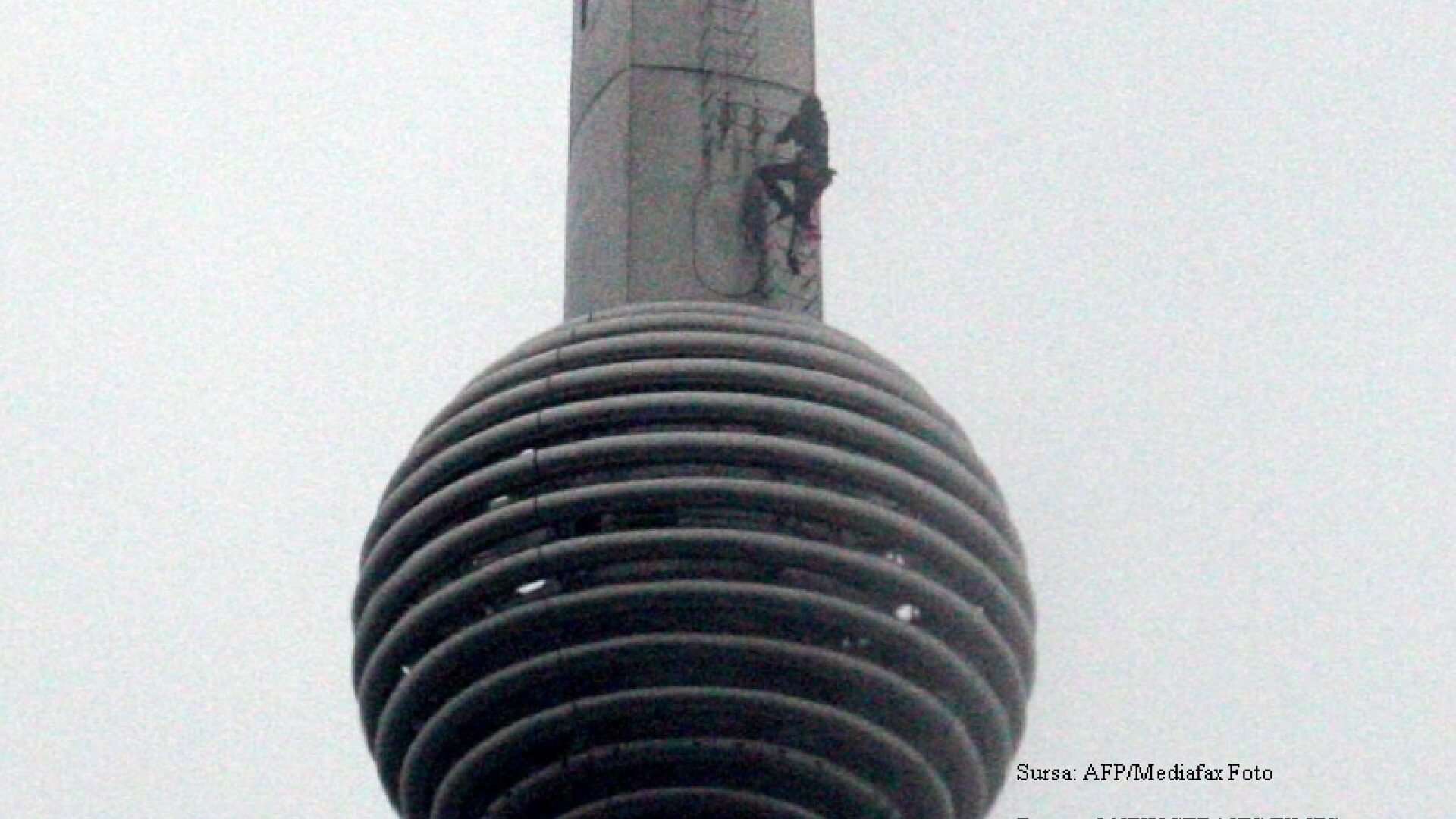 "Spiderman" a cucerit si cele mai inalte turnuri gemene din lume!