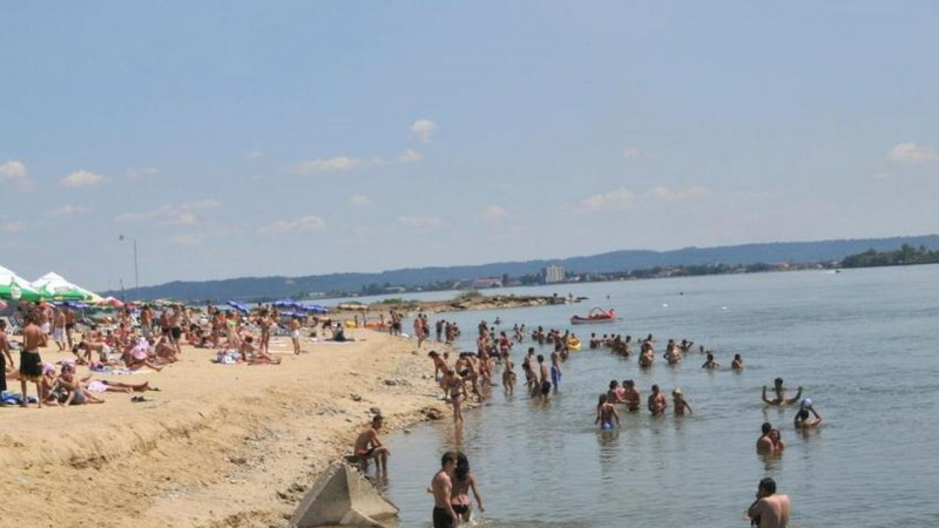 Plaja artificiala de lux la malul Dunarii, la Drobeta Turnu Severin