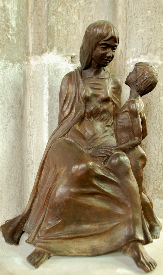 Ziare, apa si clei, ingredientele perfecte pentru statuile ce imita bronzul