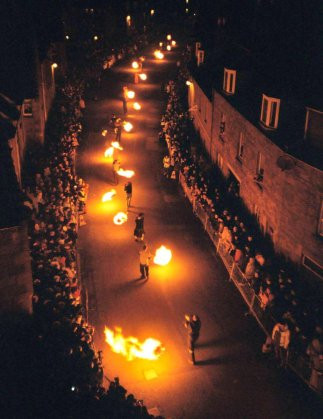 Tinerii din Salvador se joaca, la propriu, cu mingi de foc