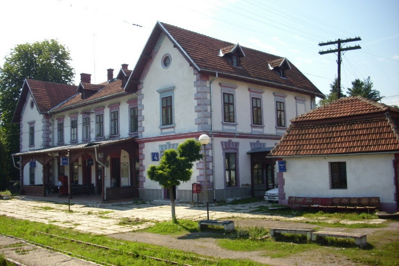 Cum face CFR bani: vopseste o gara si-o face pensiune