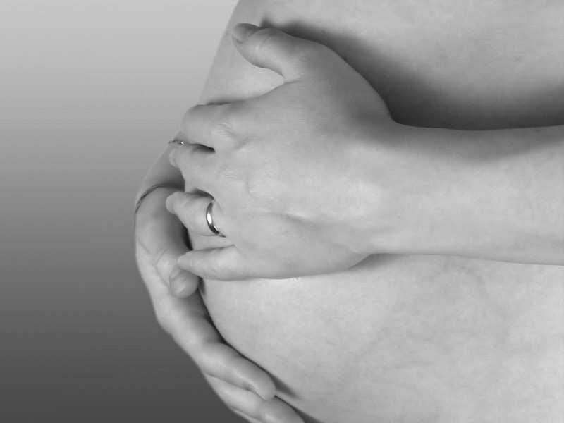 Romancele ar putea apela legal la mame surogat