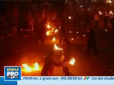 Tinerii din Salvador se joaca, la propriu, cu mingi de foc