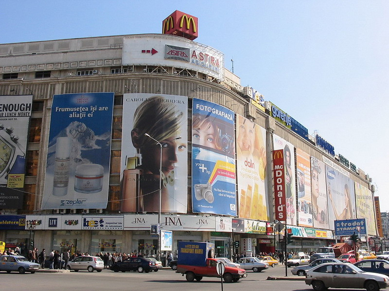 Gelozia l-a facut sa isi injunghie fosta iubita in magazinul Unirea!