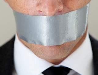 Un judecator i-a inchis gura unui acuzat... cu banda adeziva!!!