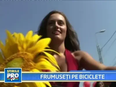 30 de fotomodele pe biciclete! Au sucit gatul trecatorilor