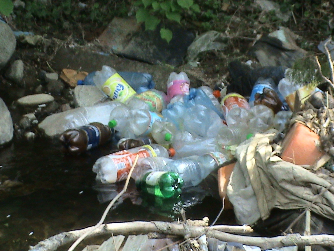 Bucuresti: Fetita care a supravietuit, dupa ce mama a aruncat-o in ghena, de la 5 metri