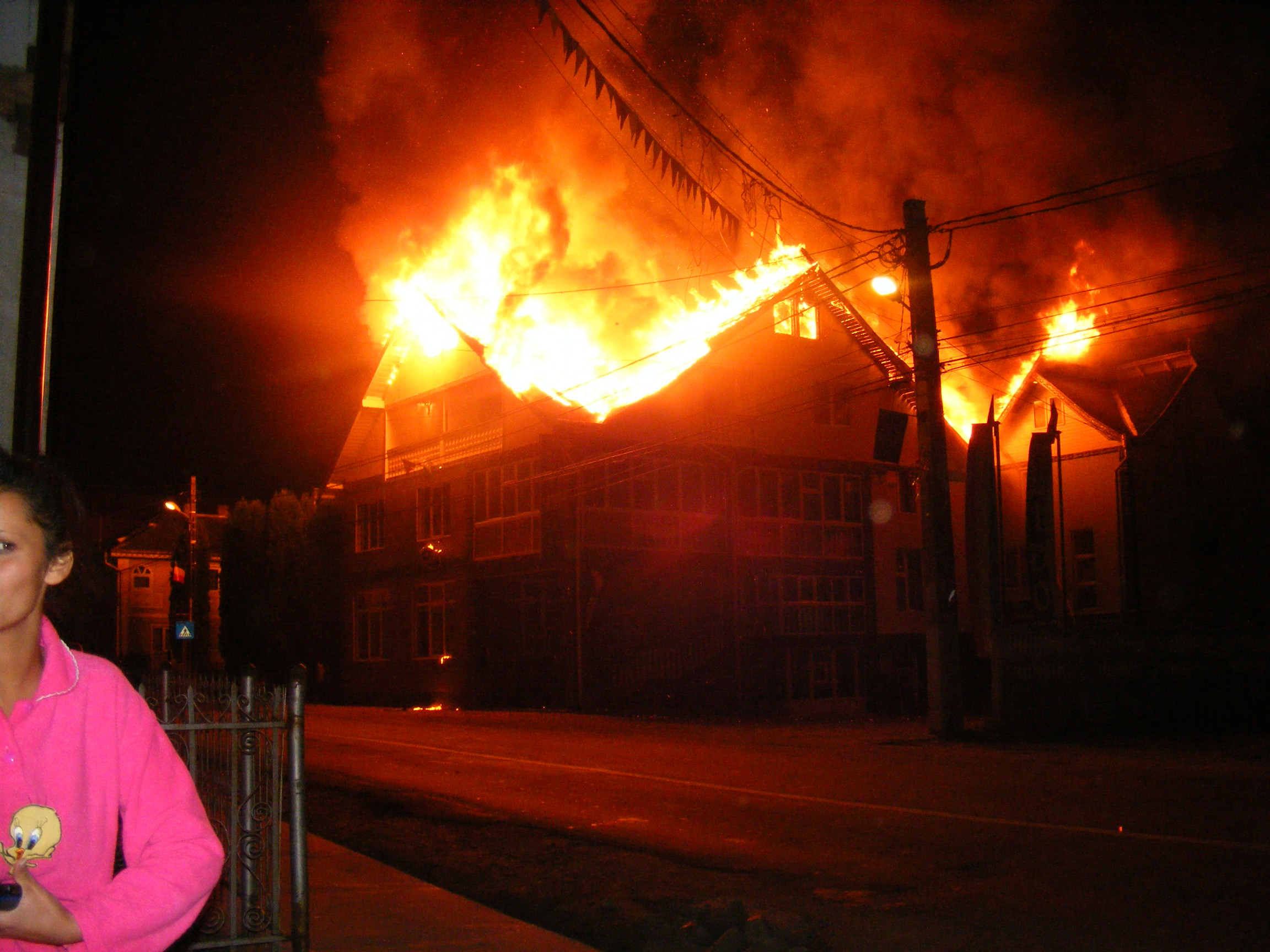 Noapte de cosmar pentru o familie din Mehedinti! Cat pe ce sa arda-n casa!