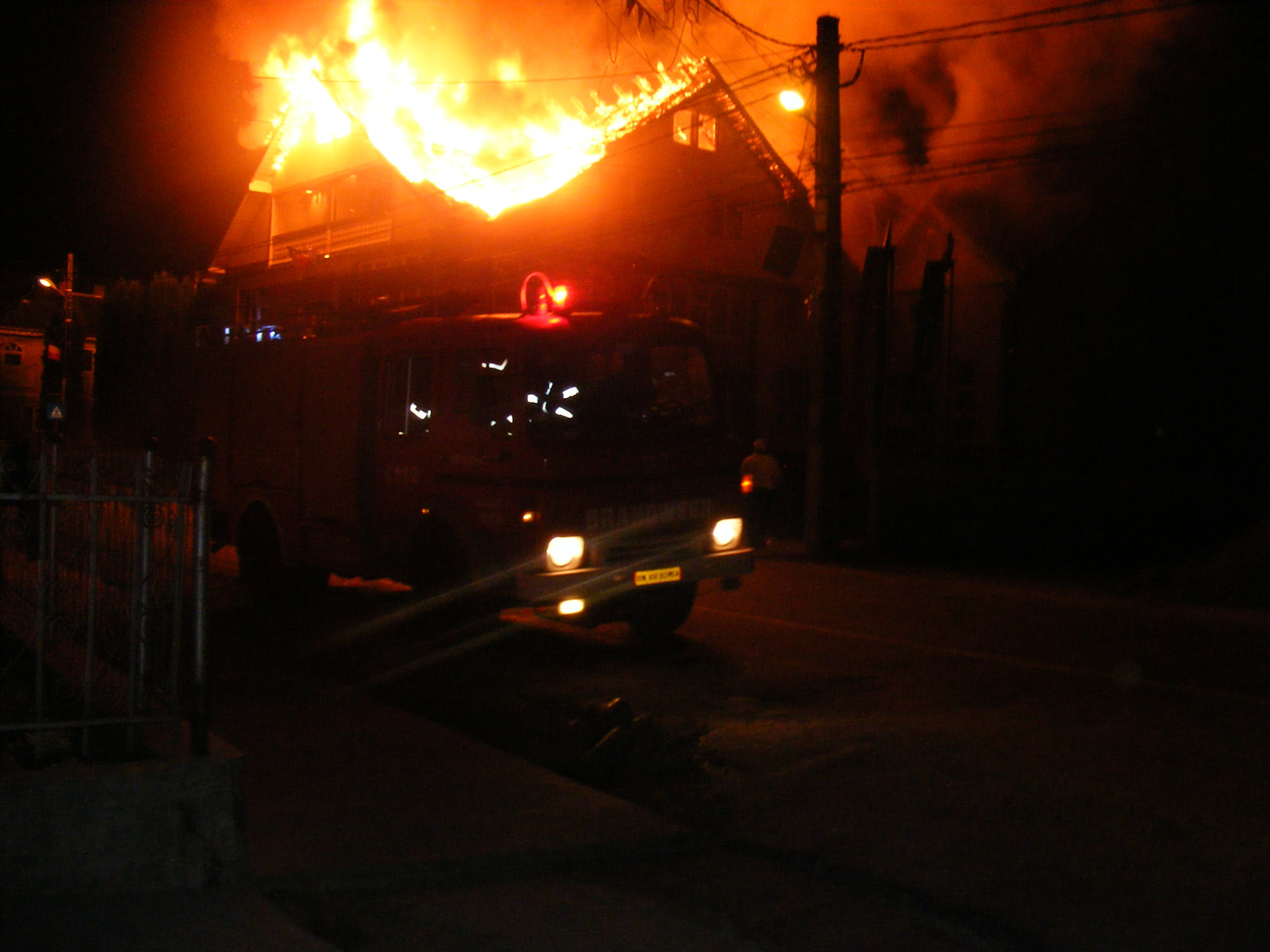 Un batran de 82 de ani a ars de viu in propria casa