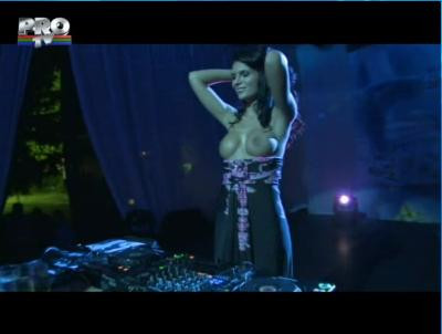 Miki de la "Goluri si goale" mixeaza la bustul gol! Vezi video!