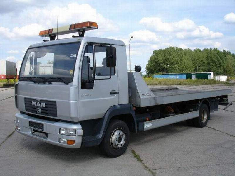 In doi timpi si trei miscari, o echipa de la tractari a distrus o limuzina!