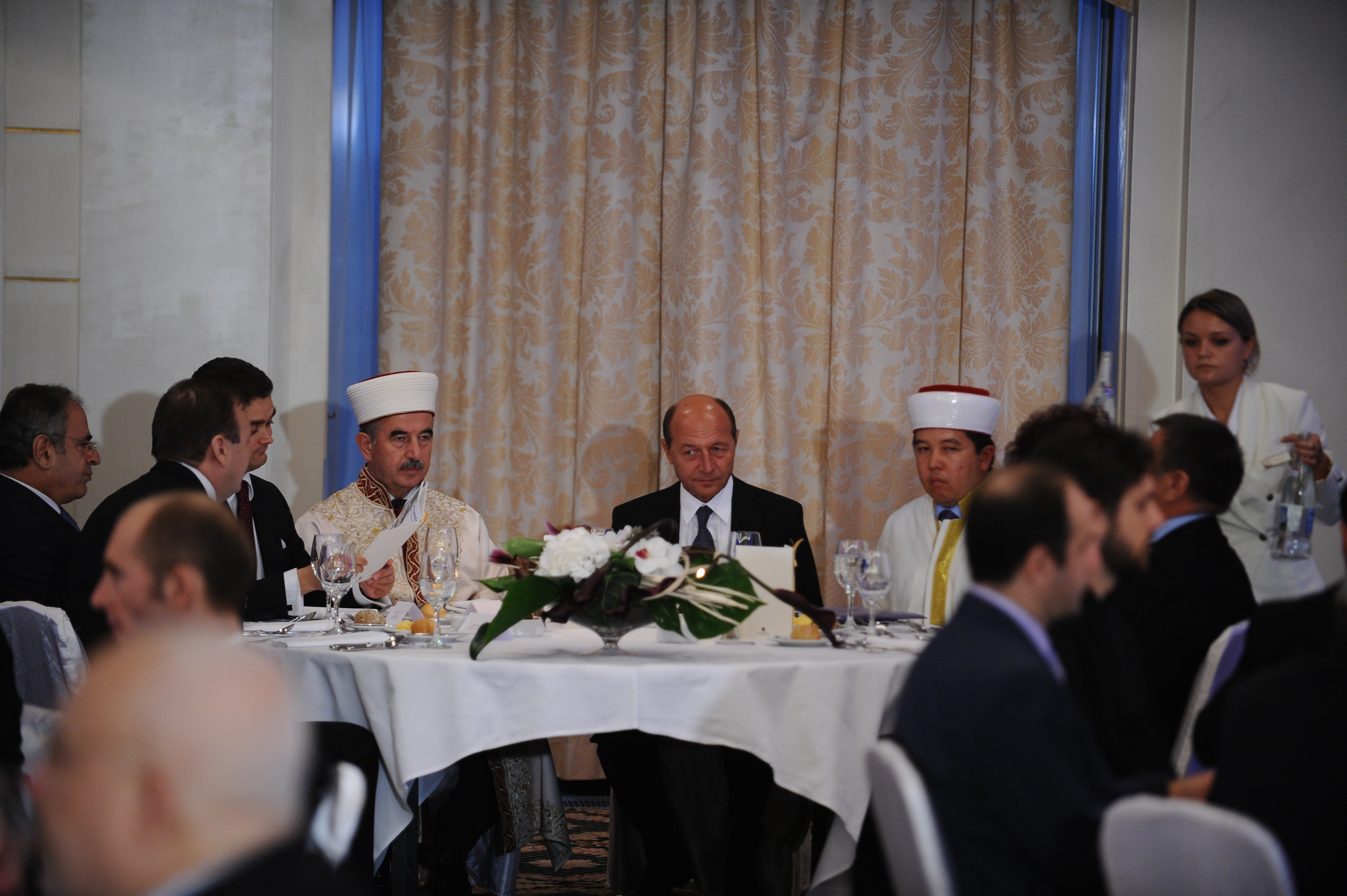 Basescu ar putea preda lectii despre armonie! Asta le-a spus musulmanilor