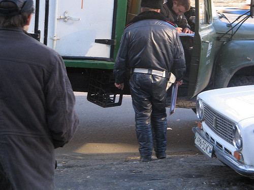 200 de membri ai unei bande de cartier au atacat o distilerie din Ucraina