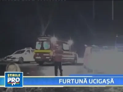 Un copac rupt de furtuna a omorat un sofer si a mutilat un alt barbat