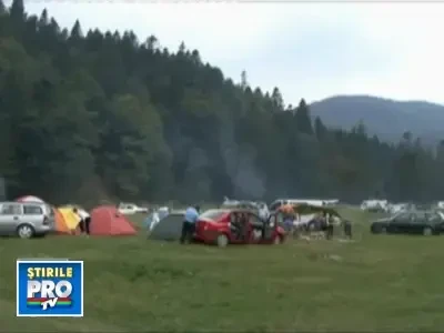 Ploaia le-a cam stricat petrecerea turistilor care au ales muntele