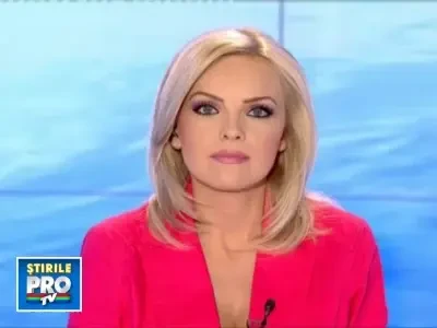 Poze sexy cu o tanara cocotata pe masina serifului!