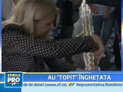 Elena Udrea, la zilele Covasnei! A impartit inghetata gratis, trecatorilor!