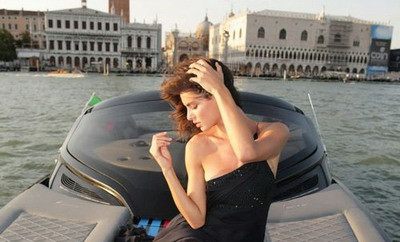 Catrinel Menghia intr-un pictorial HOT la Venetia! Vezi video!