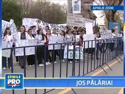 Jos palaria pentru doua tinere care lupta cu sistemul sanitar romanesc!