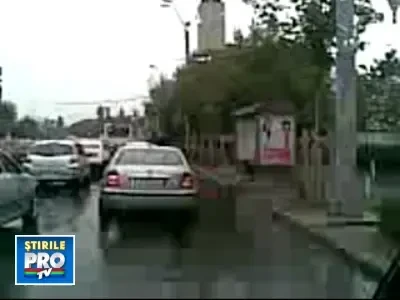 Teribilism la volan: s-a infipt cu masina in gardul de la tramvai!