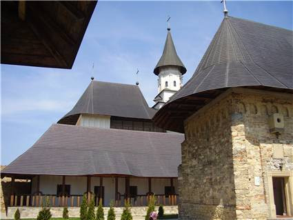 Manastirile cu hramul Nasterea Maicii Domnului, pline de credinciosi, marti