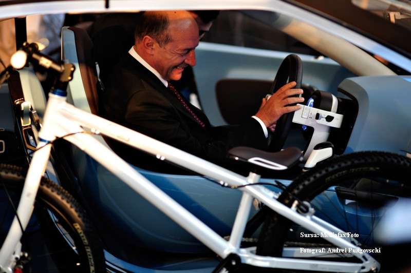 Basescu vrea sa primeasca de la Dacia un SUV rosu!