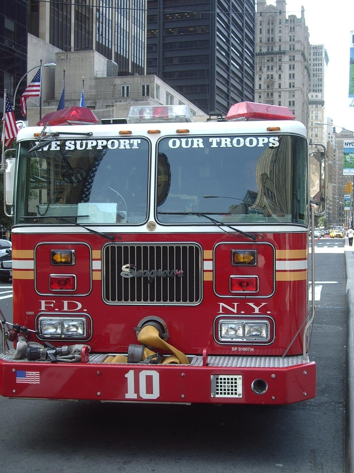 Accident teribil in SUA! Masina de pompieri lovita de un tren