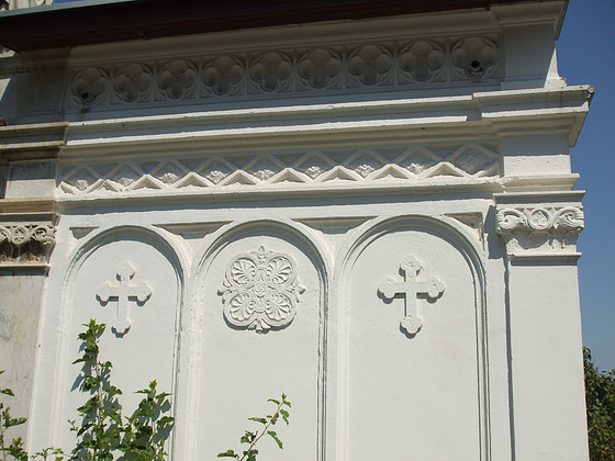 S-a otravit, s-a dus in cavoul familiei sa moara, apoi s-a razgandit