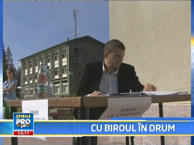 Protest inedit la Predeal! Viceprimarul a iesit cu tot cu birou, in strada