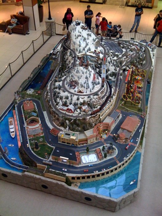 Expozitie de trenulete la Brasov. Cei mari s-au bucurat alaturi de copii