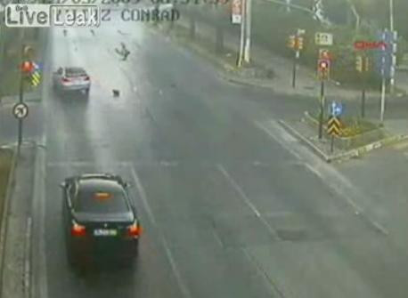 Izbit in plin chiar pe trecerea de pietoni! VEZI VIDEO!