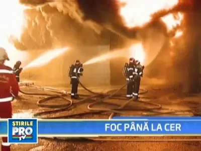 Incendiu de proportii in Capitala! Un depozit de cauciucuri, mistuit de foc