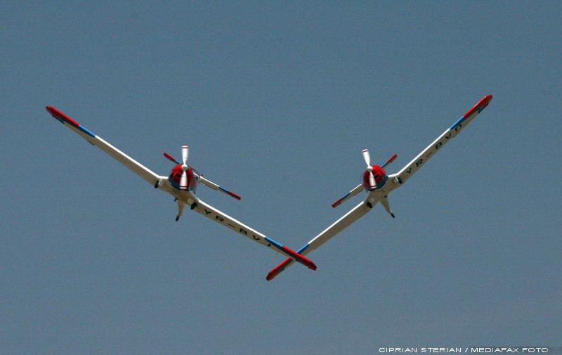 Show aviatic la Tirgu Mures. Acrobatiile i-au incantat pe spectatori