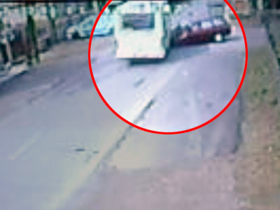 Dacie secerata in doua de un autocar! VEZI VIDEO!