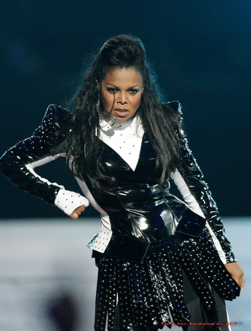 Janet Jackson, aproape imposibil de recunoscut. Cum arata vedeta insarcinata la 50 de ani. FOTO