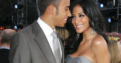 Iubito, sofezi cu genunchii! Cu Nicole la volan lui L. Hamilton ii e frica