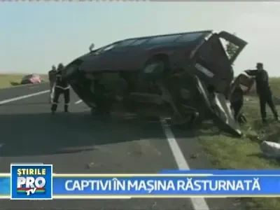 12 persoane, ranite dupa ce microbuzul in care erau s-a rasturnat in sant