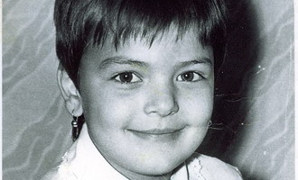 Scolarita Lavinia Petrea, rusinata de pampoanele si uniforma apretata